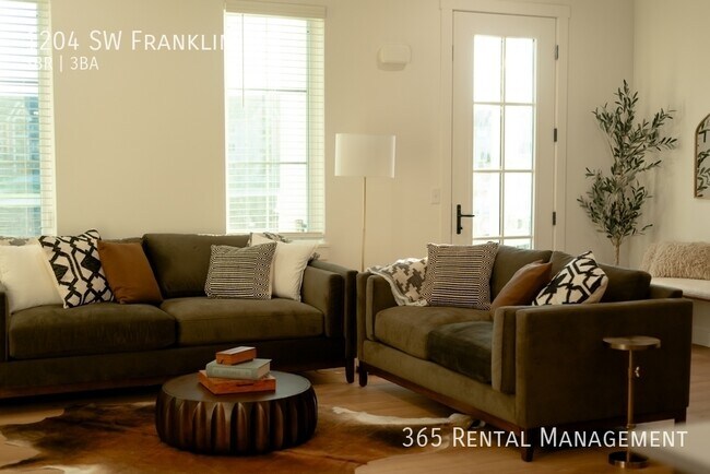 Building Photo - 1204 SW Franklin Dr