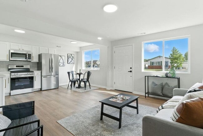 Building Photo - Charming 2-Bed / 1-Bath Ranch in Quiet Col...
