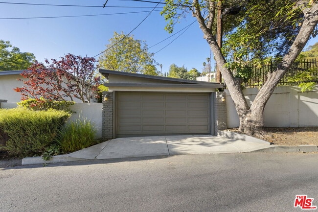 Building Photo - 2601 Nichols Canyon Rd