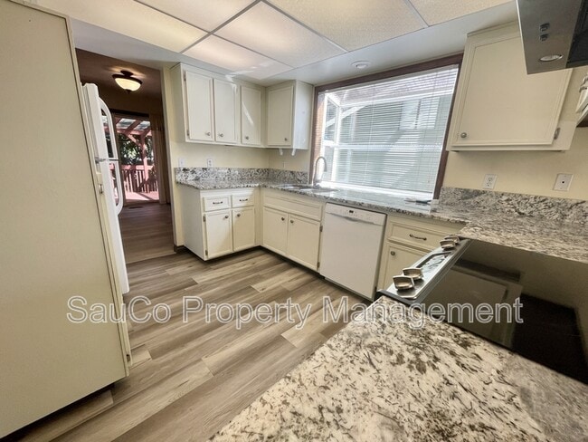 Building Photo - 324 SE 30th Ave