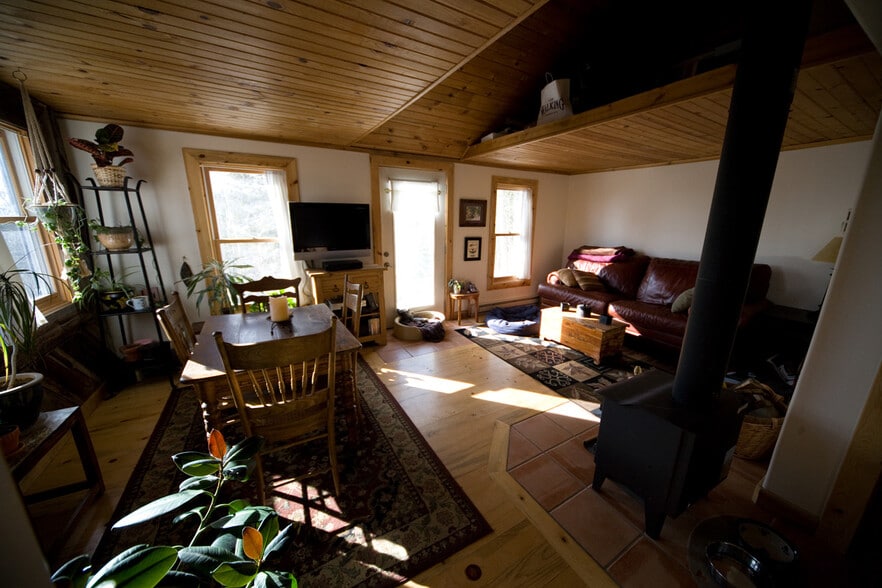 Living Room Bright South Facing Windows - 2 Nelson St