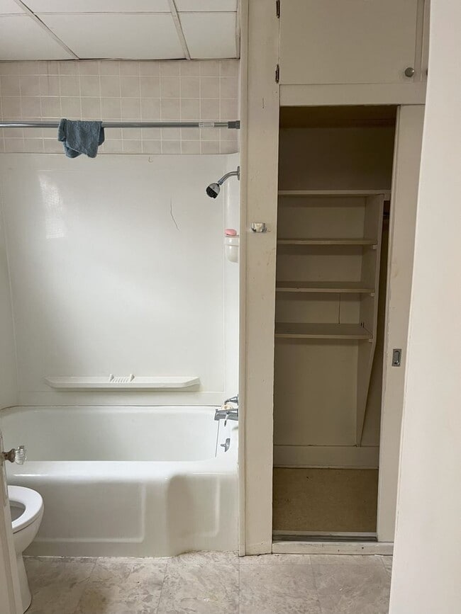 Building Photo - 1 Bed 1 Bath Duplex