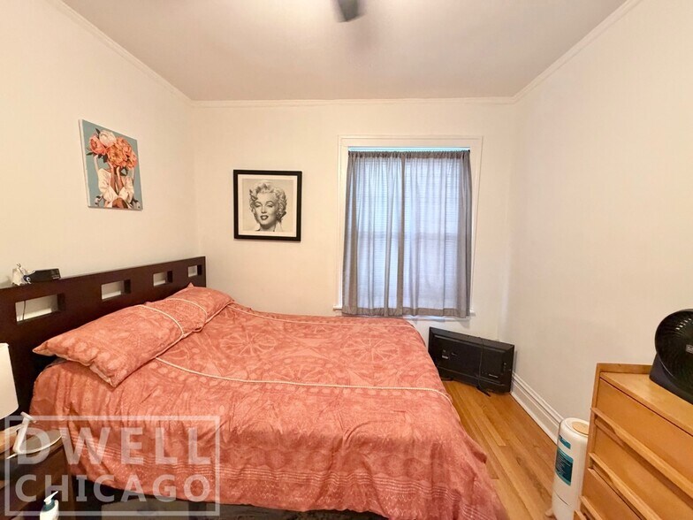 Building Photo - 1913 W Larchmont Ave