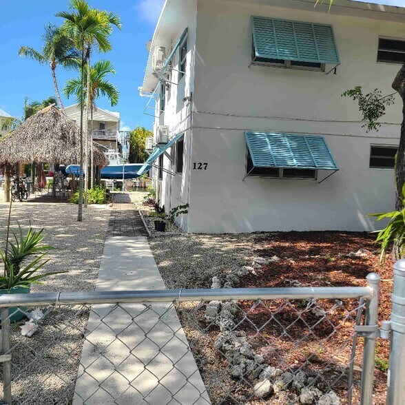 Building Photo - 127 Monroe Dr