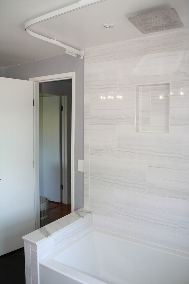 Building Photo - Gorgeous 4 Bedroom, 2 Bath in the Lovely Huntington Beach!
