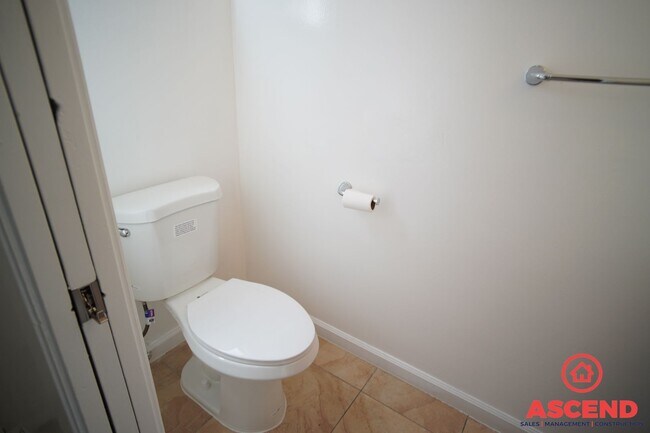 Building Photo - Cozy 3 Bedroom  2bath apartment