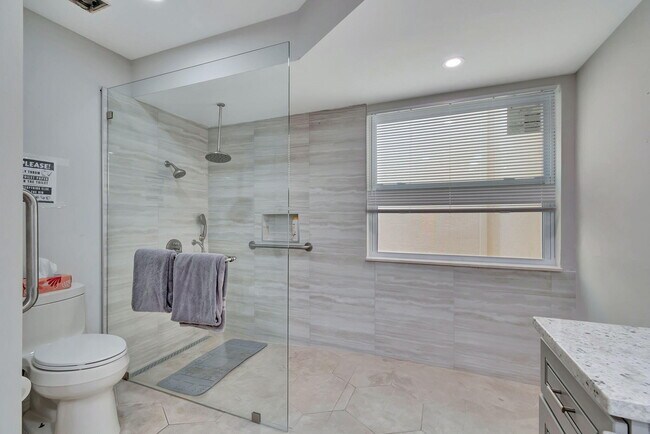 Building Photo - 7883 Villa Nova Dr N