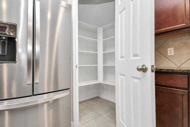 Building Photo - 7230 Victorville Dr