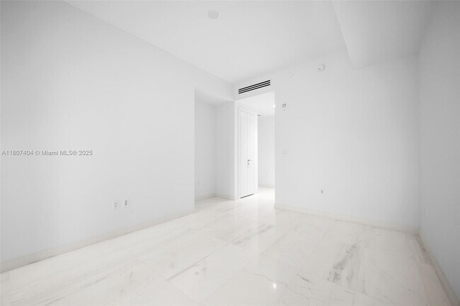 Building Photo - 300 Biscayne Blvd Way