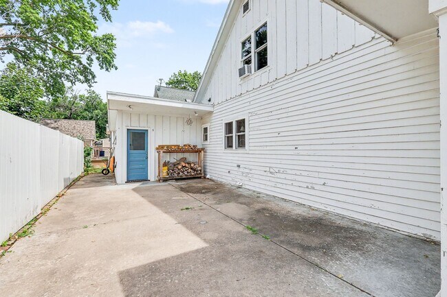 Building Photo - For Rent – 4 Bed 2 Bath Home