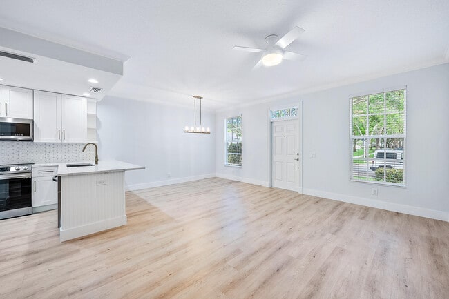 Building Photo - 130 Day Lily Dr