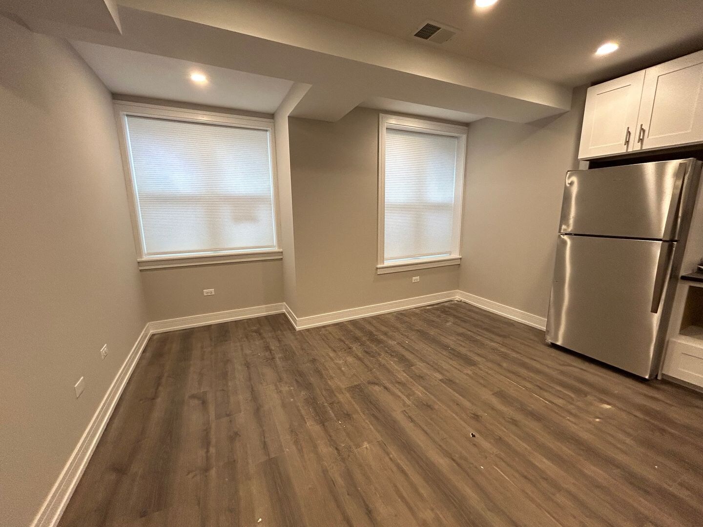 Building Photo - 1712 W Lunt Ave