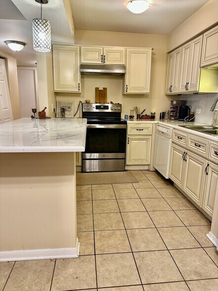 Building Photo - 6169 Knoll Wood Rd