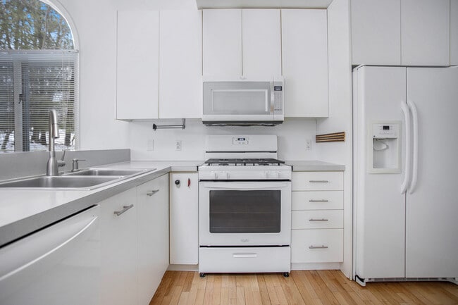 Building Photo - 18131 Mohawk Dr