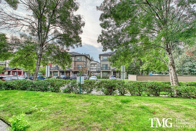 Building Photo - Beautiful 1br Condo in Sherwood. End unit ...