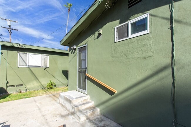 Building Photo - Spacious 2 bedroom / 1 bath home in Pacific Beach / Crown Point!