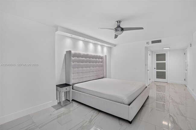Building Photo - 6039 Collins Ave