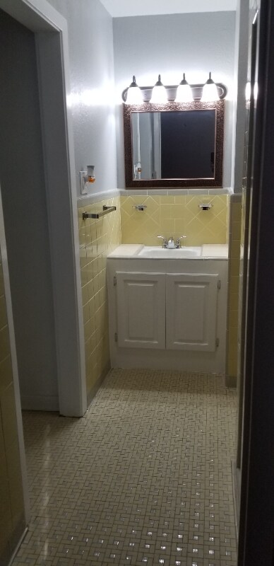 Building Photo - 604 Maple St