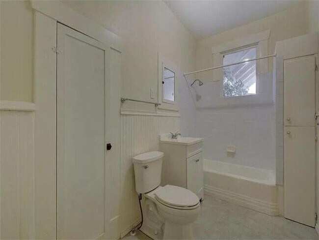 Building Photo - 601 Bellevue Pl