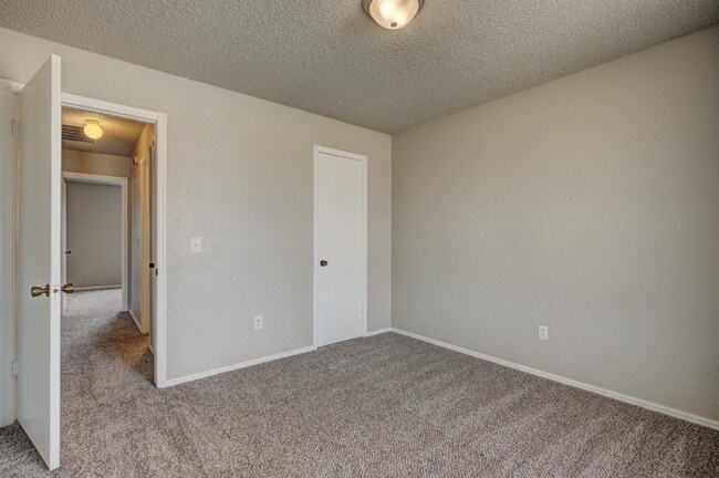Building Photo - 628 N Robin Way