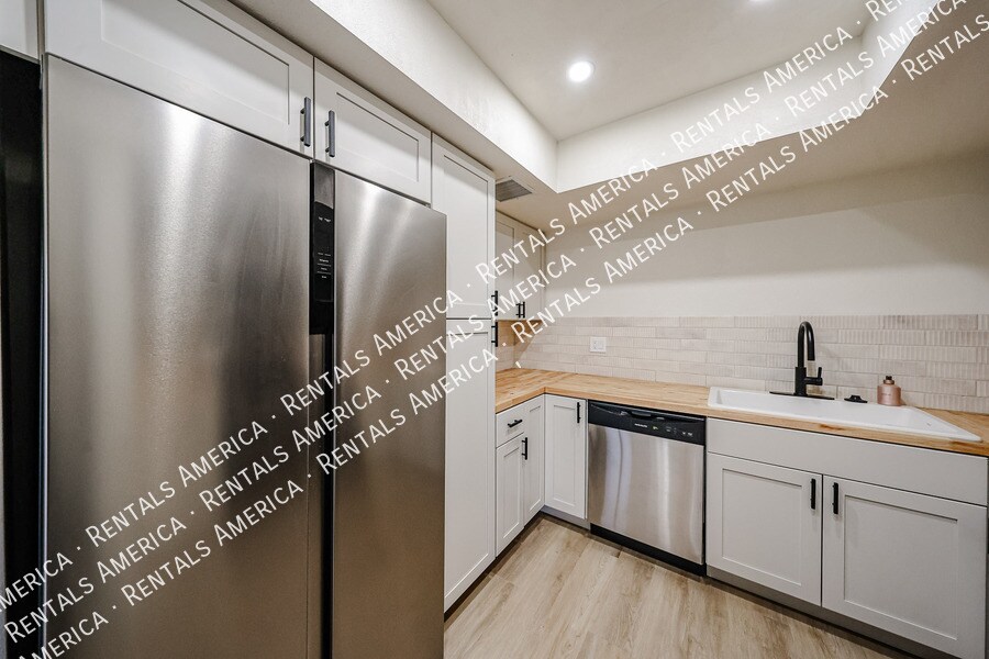 Building Photo - 9151 W Greenway Rd