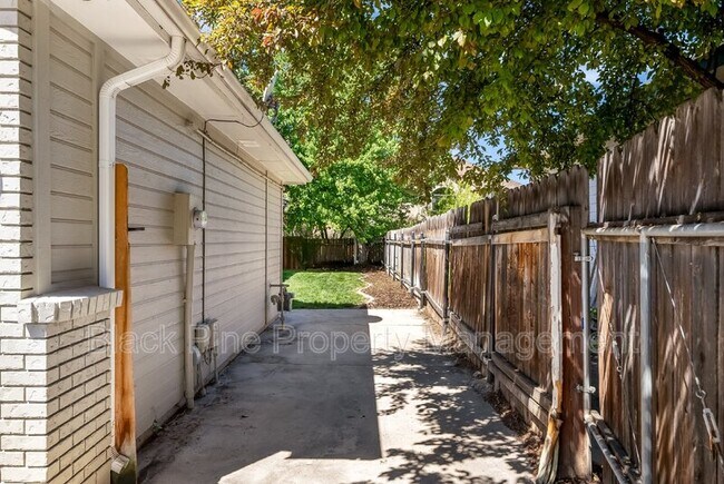 Building Photo - 1127 N Echohawk Way
