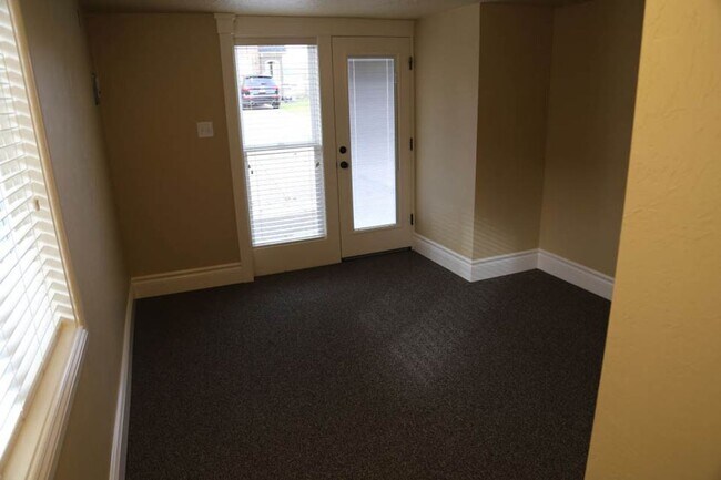 Building Photo - 685SEVera