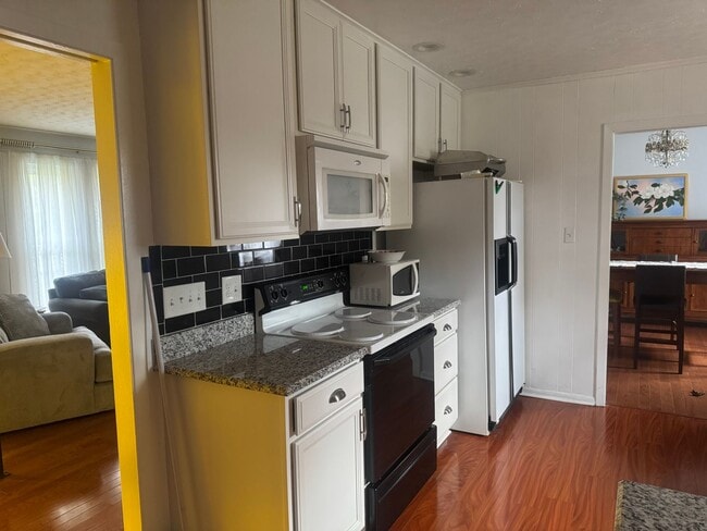 Building Photo - Knoxville 37923 - Fully furnished 1 bedroo...