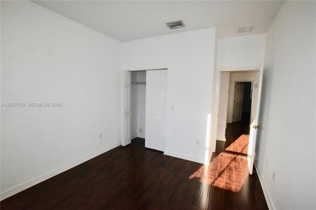 Building Photo - 20733 NE 10th Ct