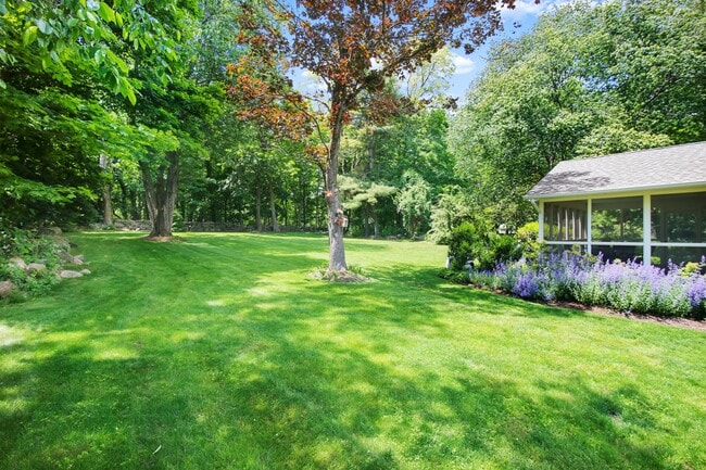Building Photo - 395 Taconic Rd