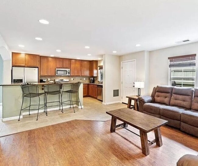 Building Photo - Somersett Beauty Near Shopping, Restaurants, Walking Trails, Golf Course