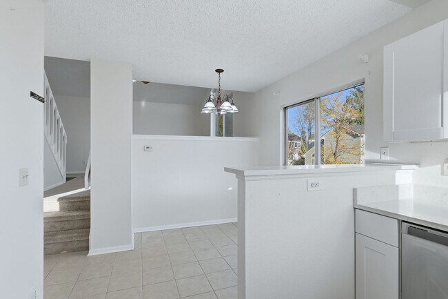 Building Photo - 3 bed 2 1/2 bath Split level home in Found...