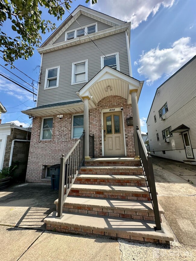 Primary Photo - 606 William St