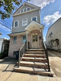 Building Photo - 606 William St