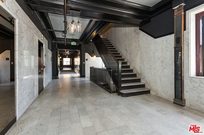 Building Photo - 460 S Spring St