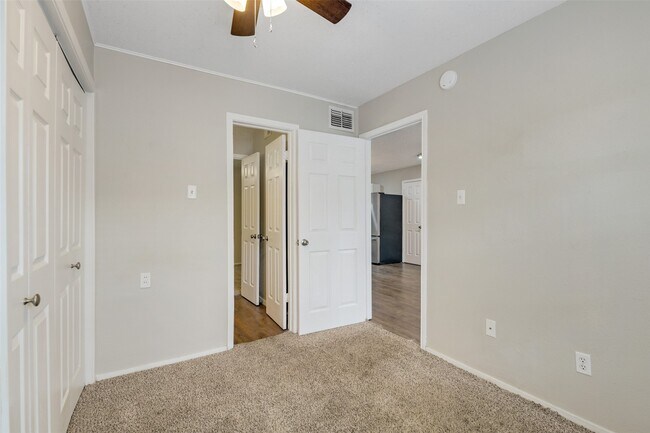 Building Photo - 1514 Broadmoor Dr