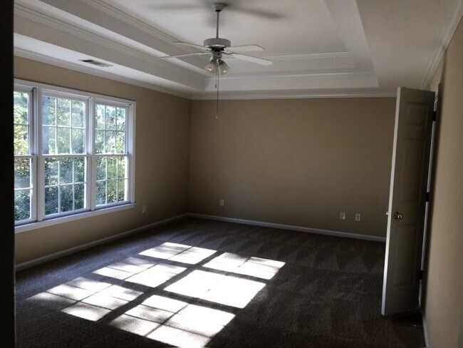 Building Photo - 527 Huntington Downs