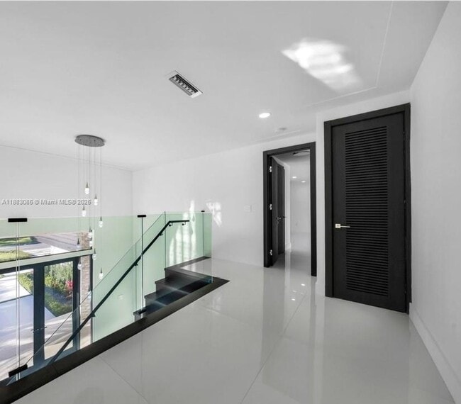 Building Photo - 406 Holiday Dr