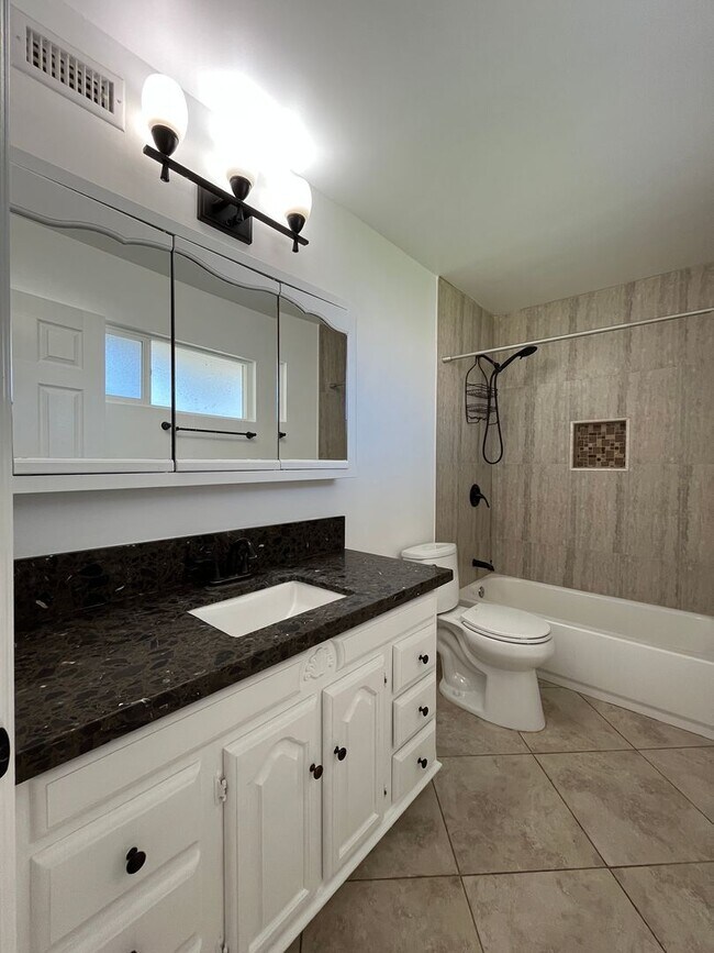 Building Photo - Freshly prepped 5BR in Simi w/downstairs b...