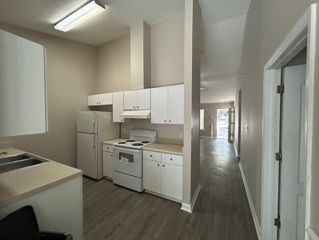Building Photo - 2 bed/2 bath with new paint and flooring! Pets are welcome! New Back Porch!