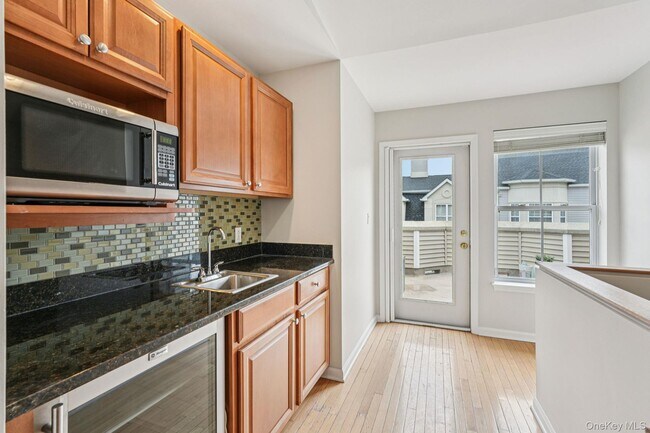 Building Photo - 10 Bridge Ln