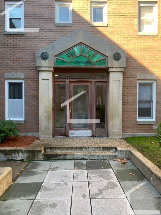 Building Photo - Coolidge Corner 1-Bed with Laundry in Unit...