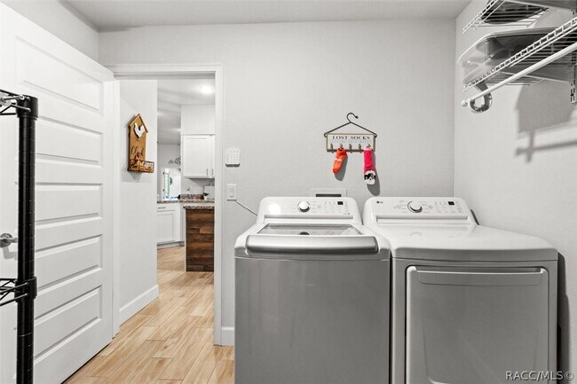 Building Photo - 615 W Rexford Dr