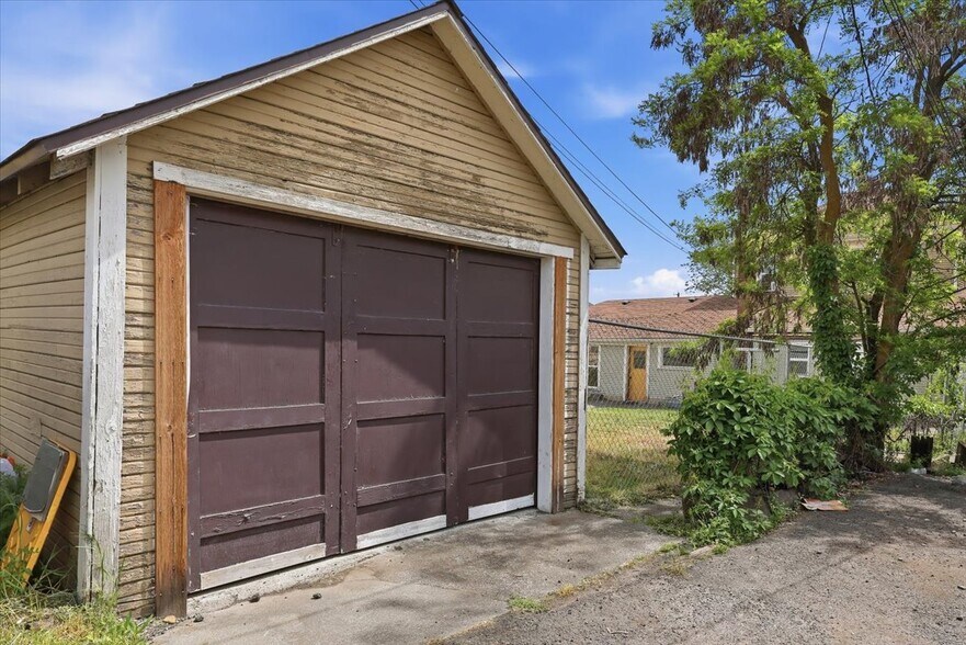 Single garage (rented separately) - 420 W Shannon Ave