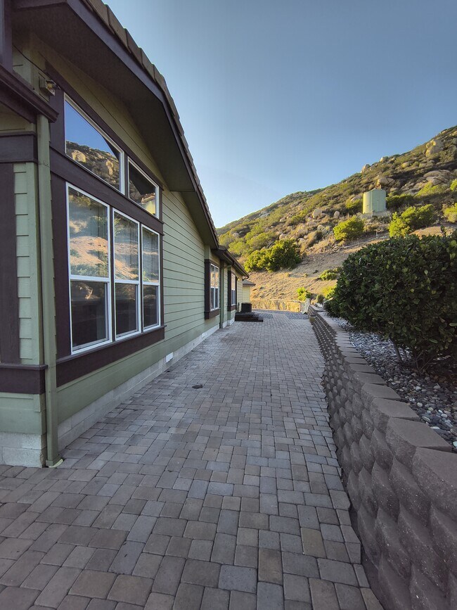 Building Photo - 2828 La Cresta Rd