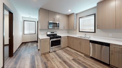 Building Photo - 6 bed 2 bath top unit !