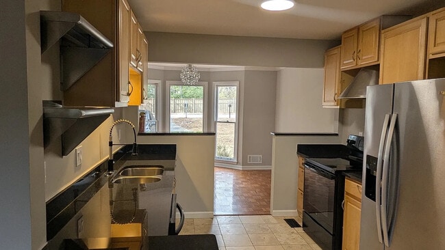 Building Photo - Room in Townhome on Cooper Lake Dr SE