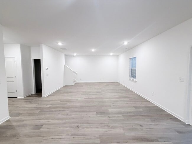 Building Photo - 532 Red Dragon Dr