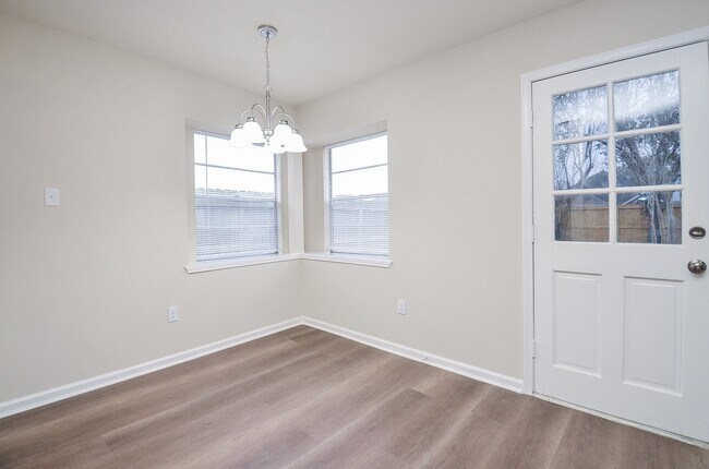 Building Photo - 818 Overland St