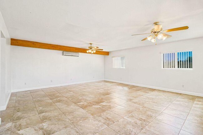 Building Photo - 6518 E Sunnyside Dr